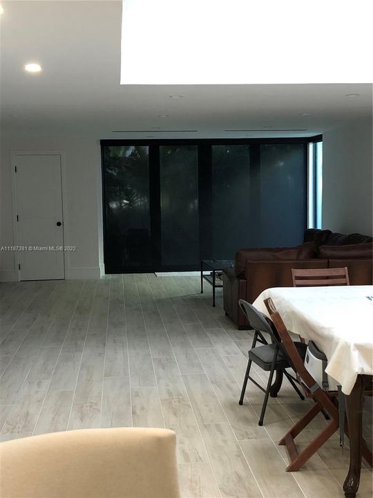 Vendido Recientemente: $1,650,000 (4 camas, 3 baños, 2650 Pies cuadrados)