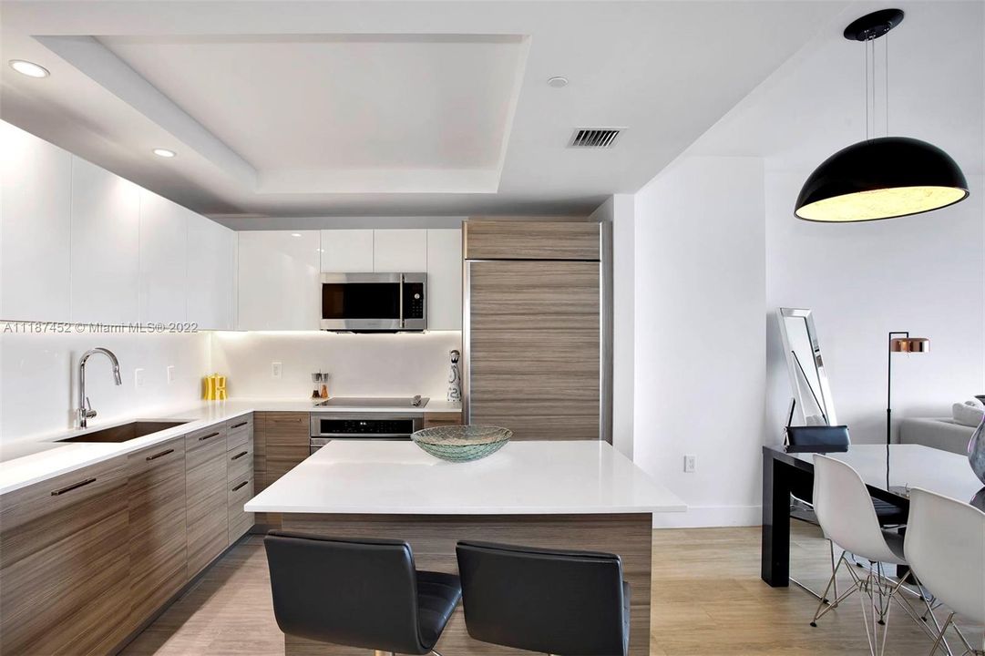 Recently Sold: $450,000 (1 beds, 1 baths, 737 Square Feet)