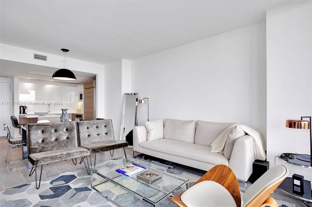 Recently Sold: $450,000 (1 beds, 1 baths, 737 Square Feet)