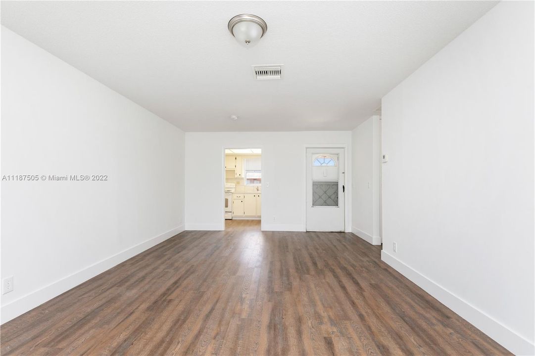 Recently Sold: $105,000 (1 beds, 1 baths, 612 Square Feet)
