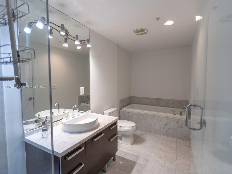 Recently Sold: $460,000 (1 beds, 1 baths, 806 Square Feet)