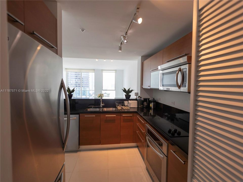 Recently Sold: $460,000 (1 beds, 1 baths, 806 Square Feet)
