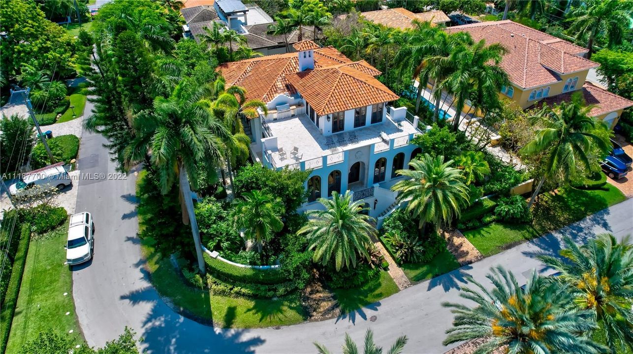 Recently Sold: $6,950,000 (6 beds, 5 baths, 5179 Square Feet)