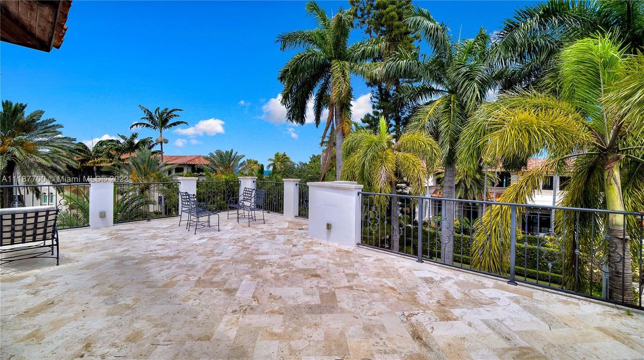 Recently Sold: $6,950,000 (6 beds, 5 baths, 5179 Square Feet)