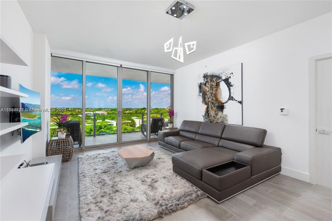 Recently Sold: $7,600,000 (3 beds, 4 baths, 3013 Square Feet)