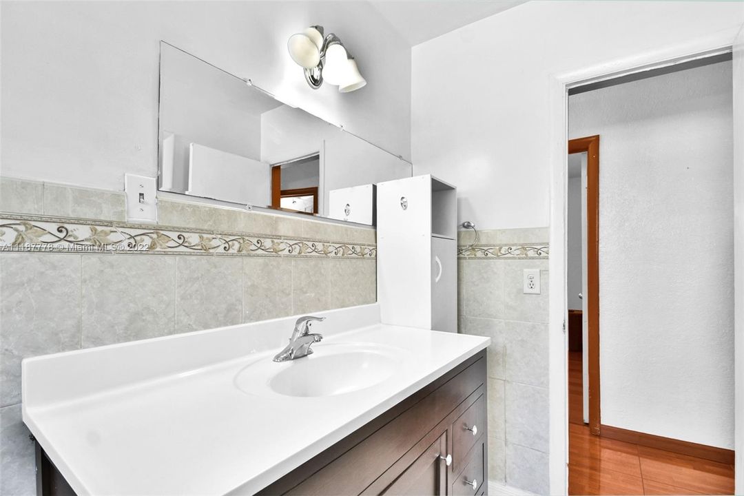 最近售出: $480,000 (4 贝兹, 2 浴室, 1125 平方英尺)