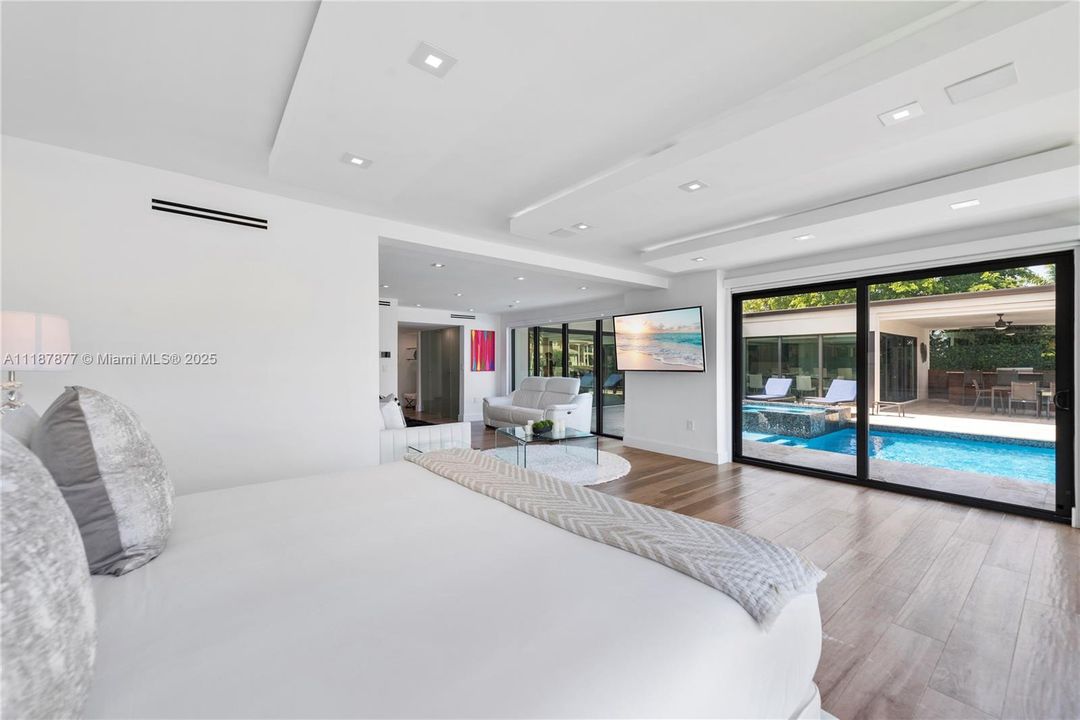 Corner bedroom wrapped in glass