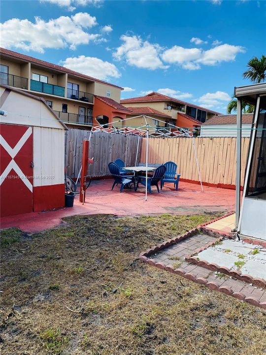 Recently Sold: $370,000 (2 beds, 1 baths, 930 Square Feet)