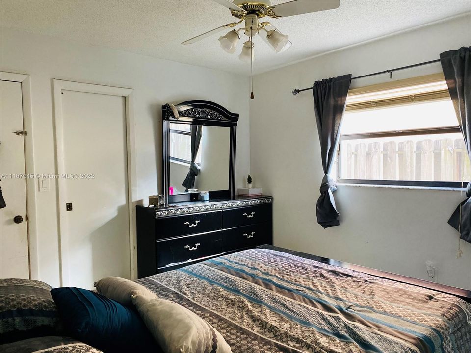 Recently Sold: $370,000 (2 beds, 1 baths, 930 Square Feet)