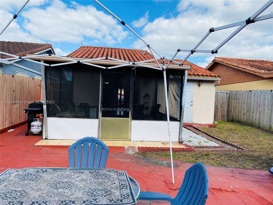 Vendido Recientemente: $370,000 (2 camas, 1 baños, 930 Pies cuadrados)