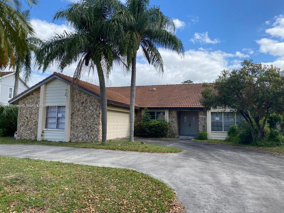 Recently Sold: $650,000 (3 beds, 3 baths, 2473 Square Feet)