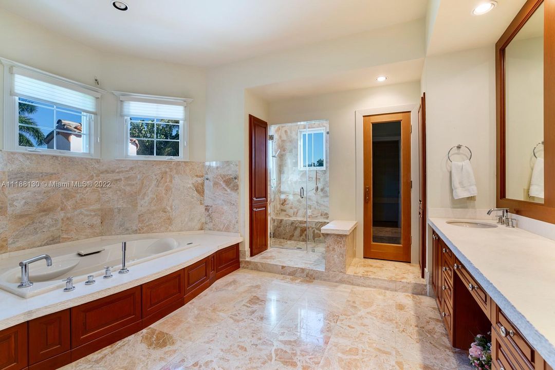 Недавно продано: $6,000,000 (5 спален, 5 ванн, 5747 Квадратных фут)
