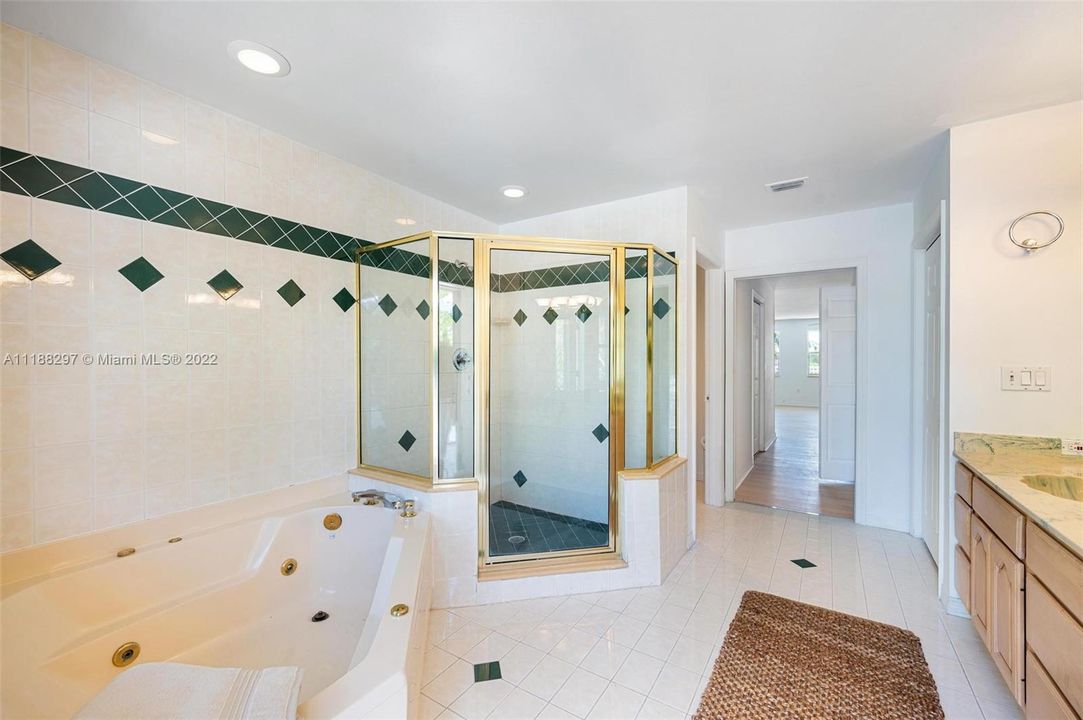 最近售出: $780,000 (5 贝兹, 3 浴室, 4223 平方英尺)