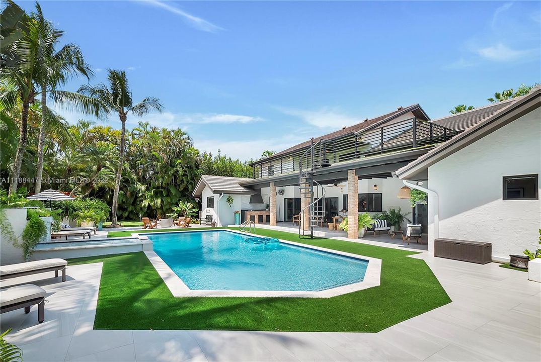 Recently Sold: $2,850,000 (6 beds, 5 baths, 4612 Square Feet)