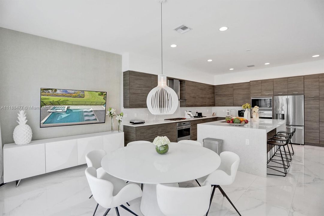 Recently Sold: $3,675,000 (5 beds, 5 baths, 5330 Square Feet)