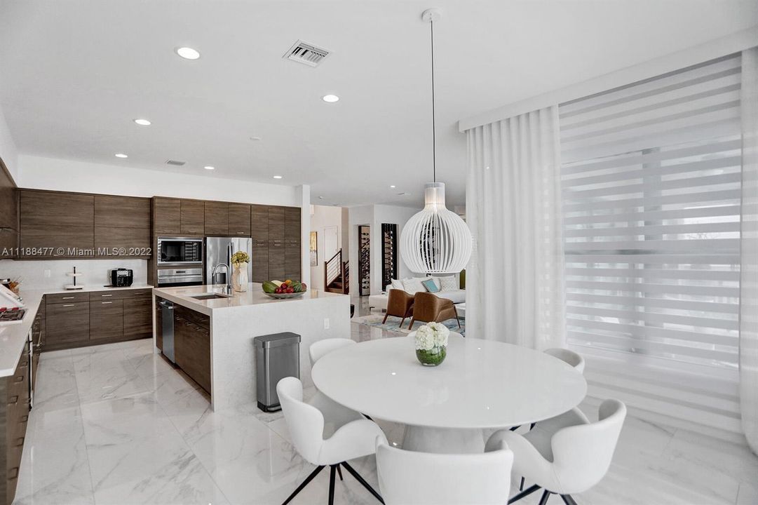 Recently Sold: $3,675,000 (5 beds, 5 baths, 5330 Square Feet)