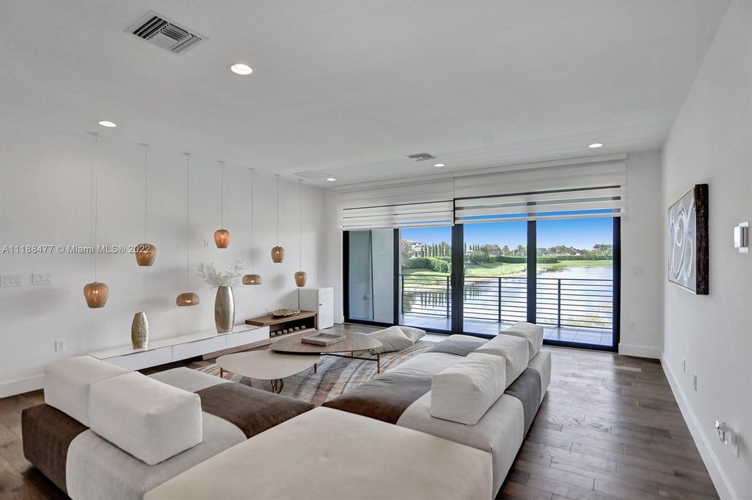 Recently Sold: $3,675,000 (5 beds, 5 baths, 5330 Square Feet)