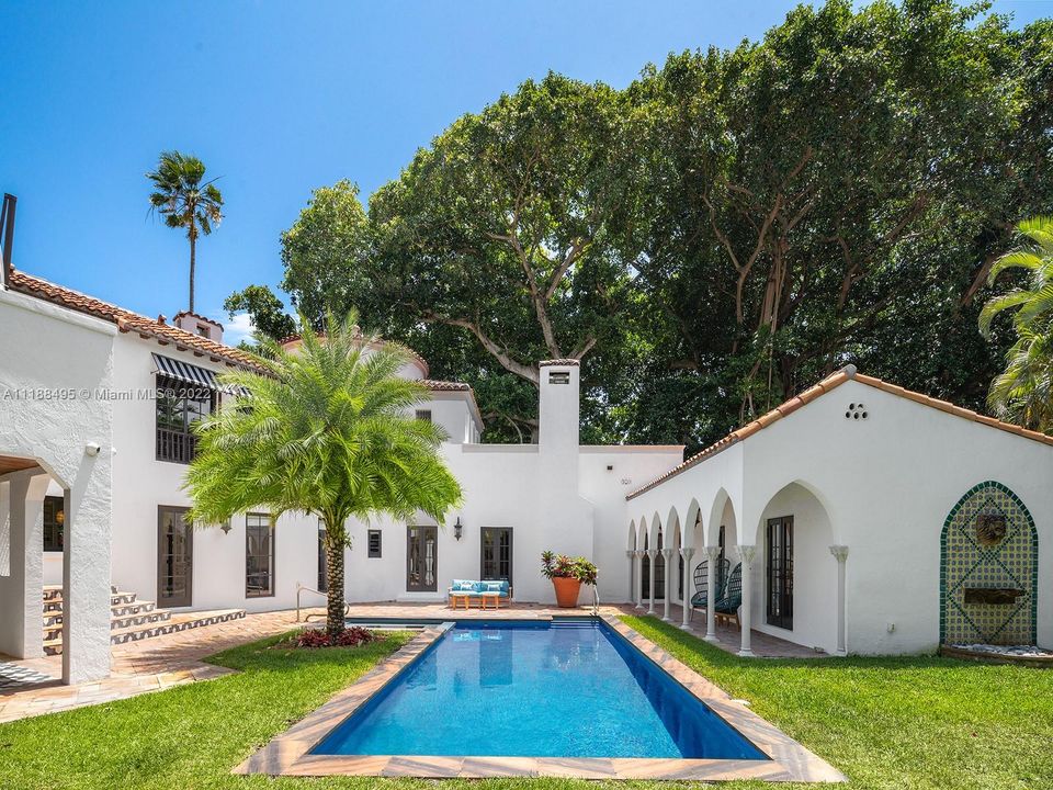 Recently Sold: $7,000,000 (5 beds, 4 baths, 5910 Square Feet)