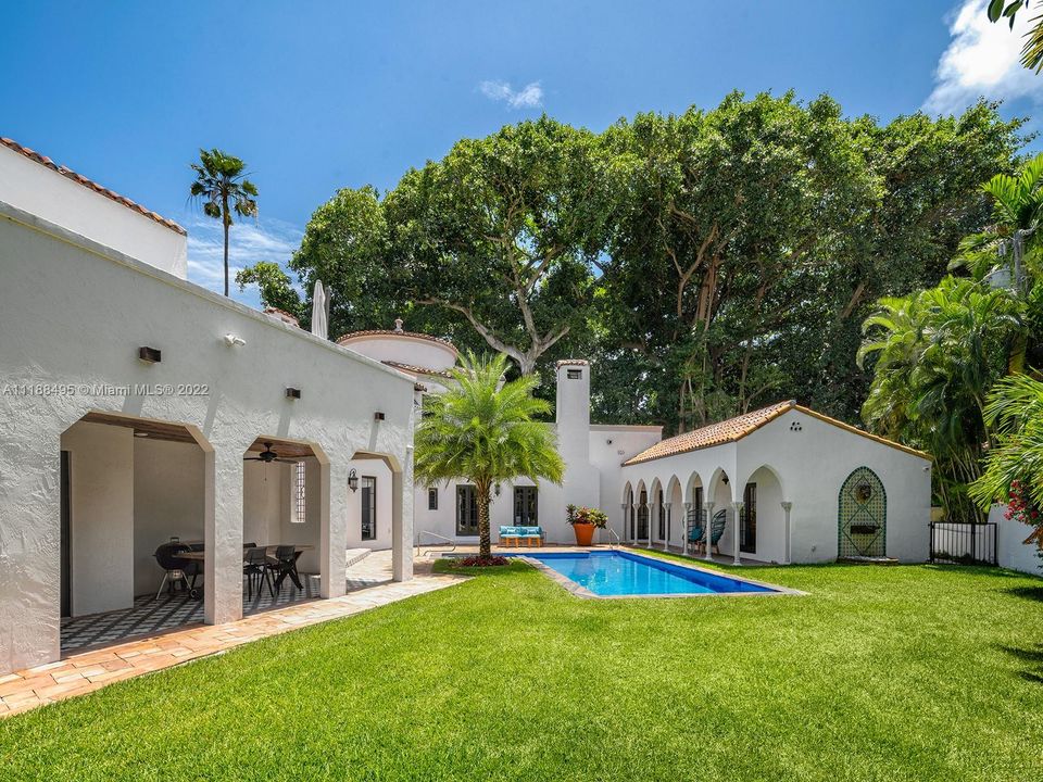 Recently Sold: $7,000,000 (5 beds, 4 baths, 5910 Square Feet)