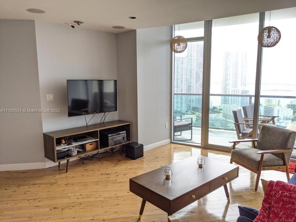 Recently Sold: $525,000 (1 beds, 1 baths, 861 Square Feet)
