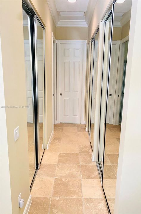 master closet entry to shower/ bath tub