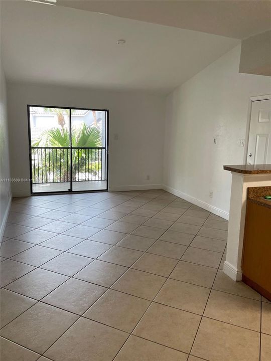 Recently Rented: $1,675 (1 beds, 1 baths, 579 Square Feet)