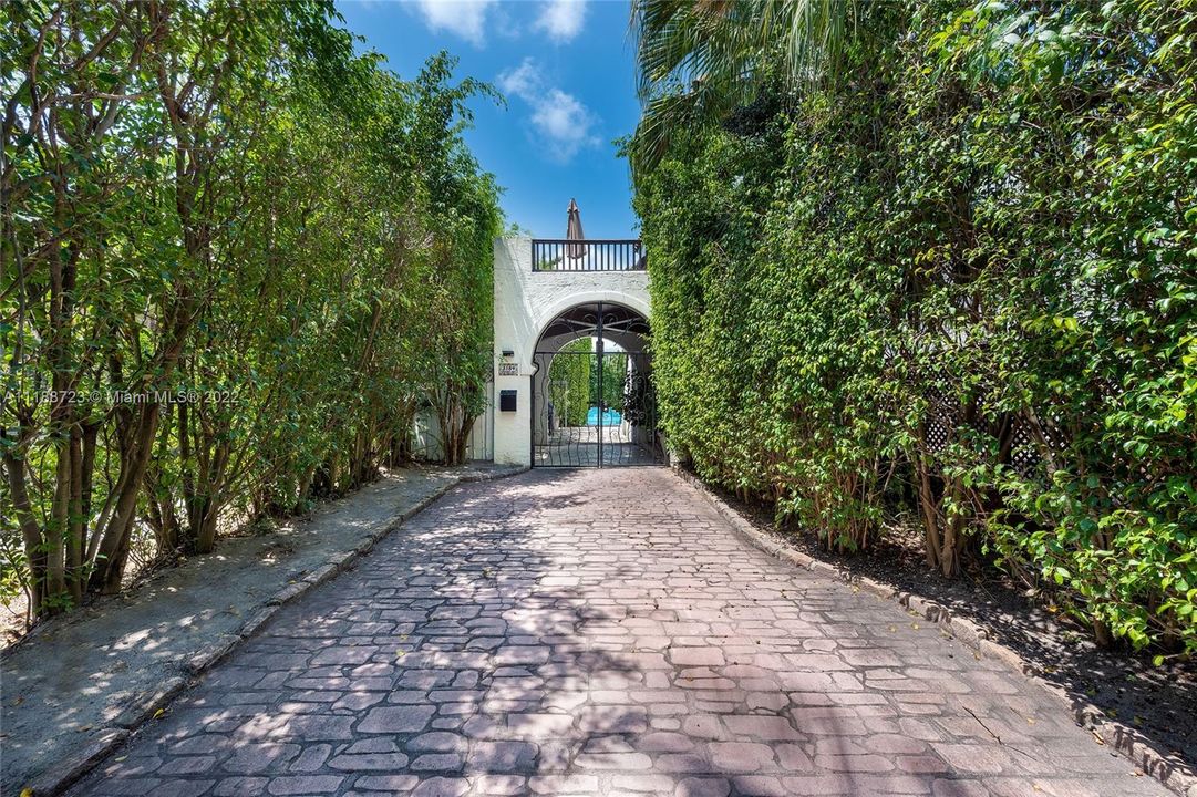 Recently Sold: $1,980,000 (3 beds, 2 baths, 1948 Square Feet)