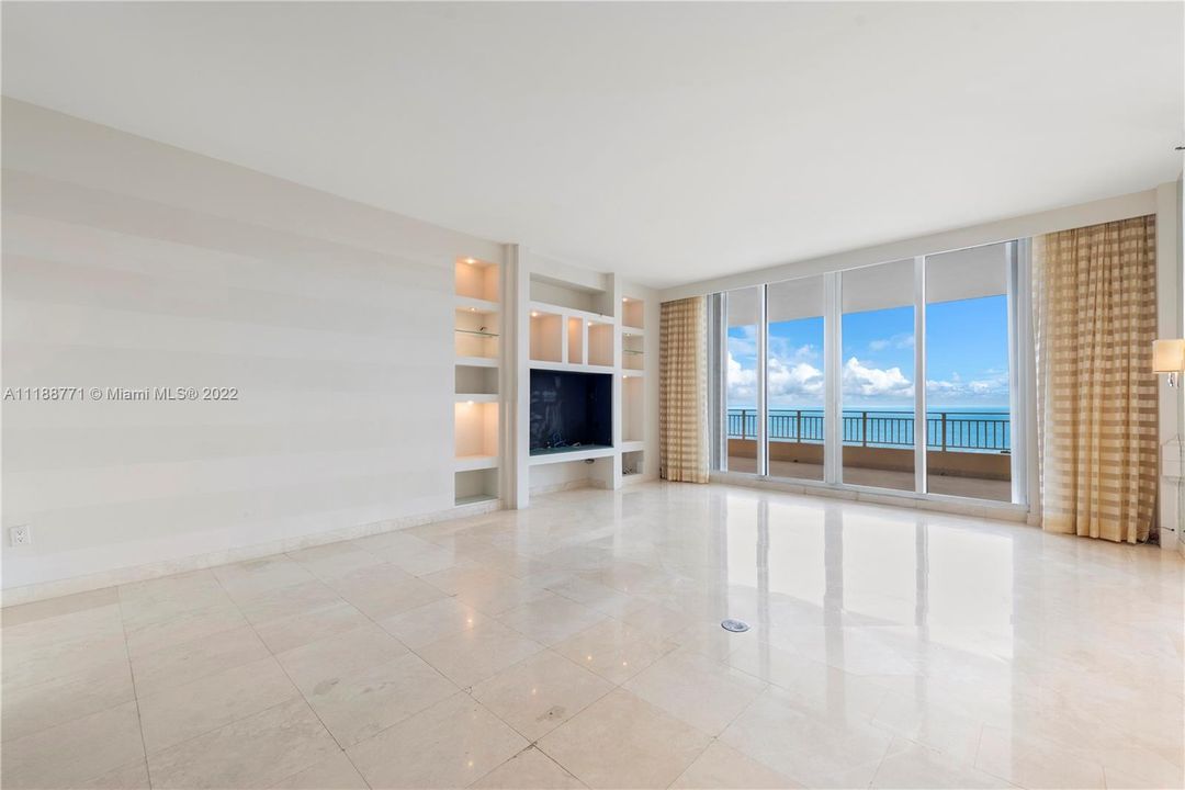 Recently Sold: $5,500,000 (2 beds, 3 baths, 2718 Square Feet)