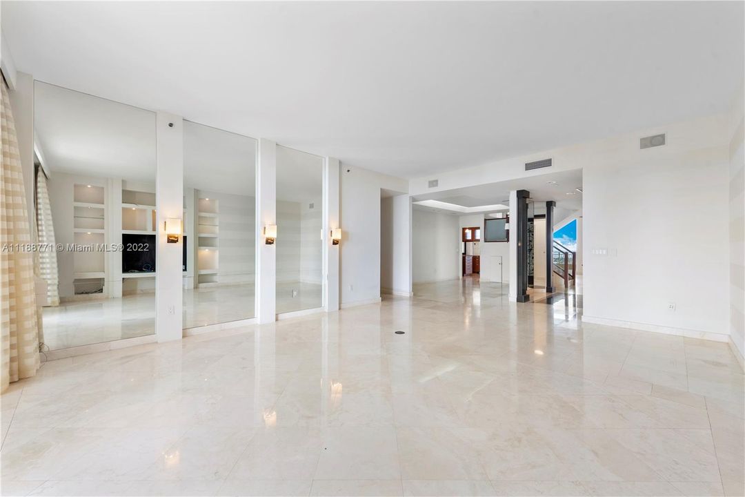 Recently Sold: $5,500,000 (2 beds, 3 baths, 2718 Square Feet)
