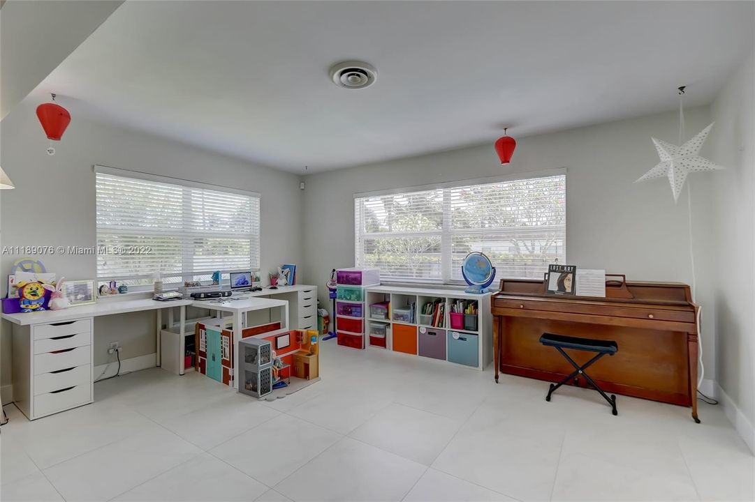 Recently Sold: $750,000 (3 beds, 2 baths, 1866 Square Feet)