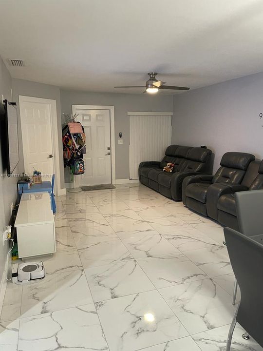 Vendido Recientemente: $370,000 (3 camas, 2 baños, 1302 Pies cuadrados)