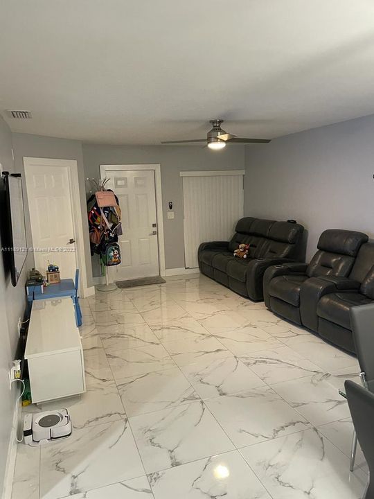 Vendido Recientemente: $370,000 (3 camas, 2 baños, 1302 Pies cuadrados)