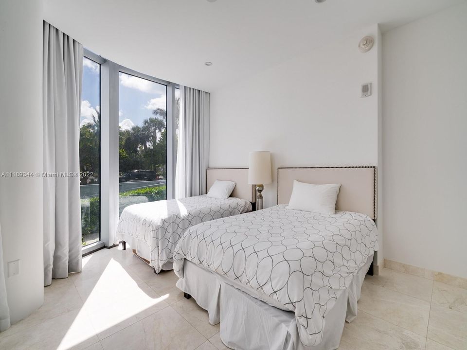 Recently Sold: $1,599,000 (2 beds, 2 baths, 1141 Square Feet)