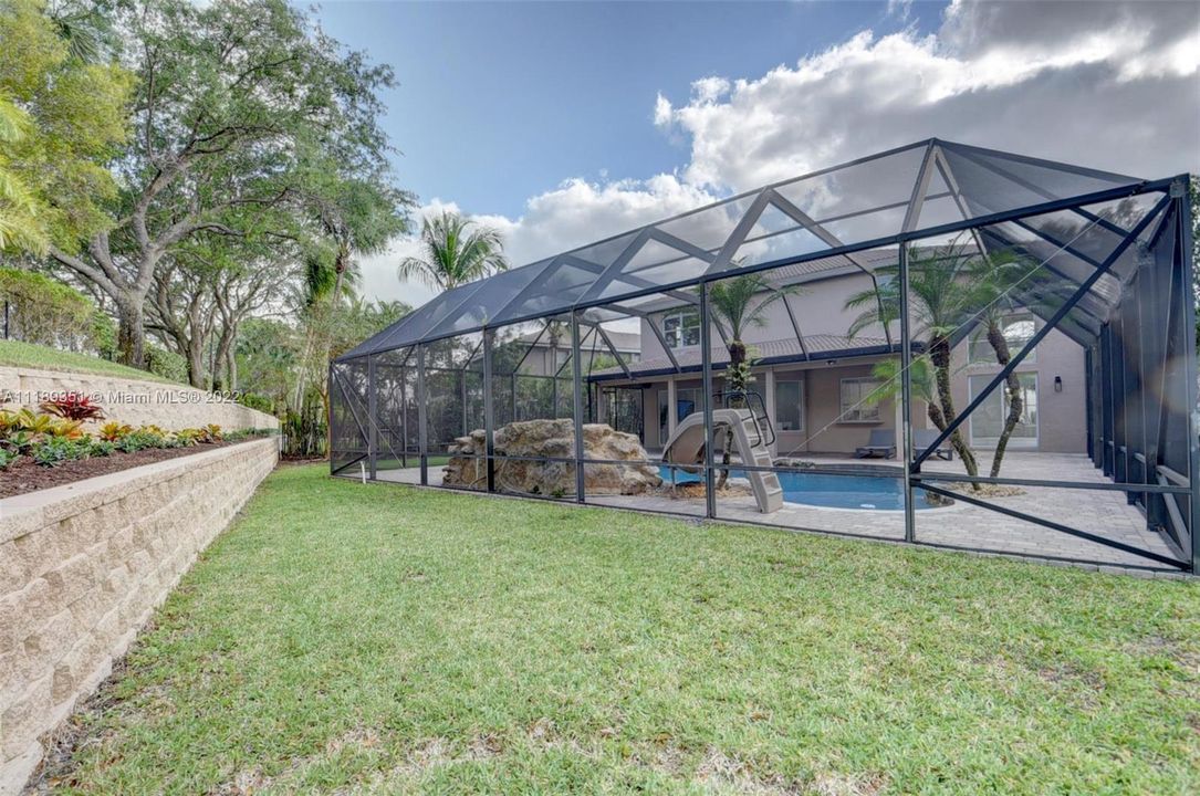 Vendido Recientemente: $1,399,000 (5 camas, 3 baños, 3301 Pies cuadrados)