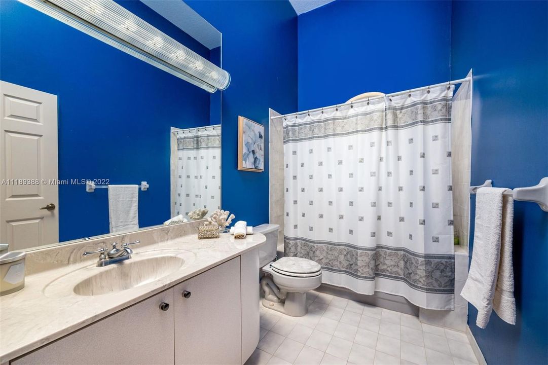 最近售出: $2,700,000 (4 贝兹, 4 浴室, 3582 平方英尺)