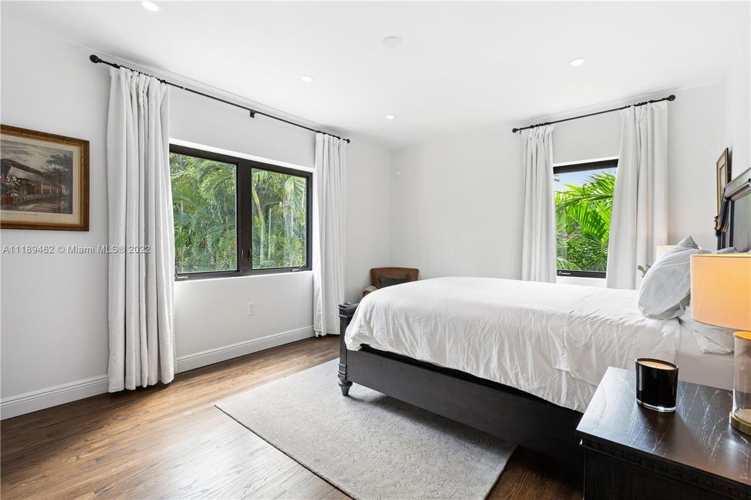 Recently Sold: $2,500,000 (3 beds, 2 baths, 2032 Square Feet)