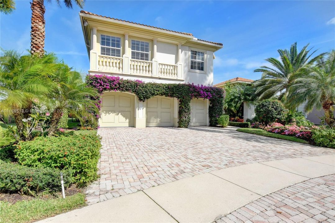 Recently Sold: $3,000,000 (5 beds, 4 baths, 4818 Square Feet)