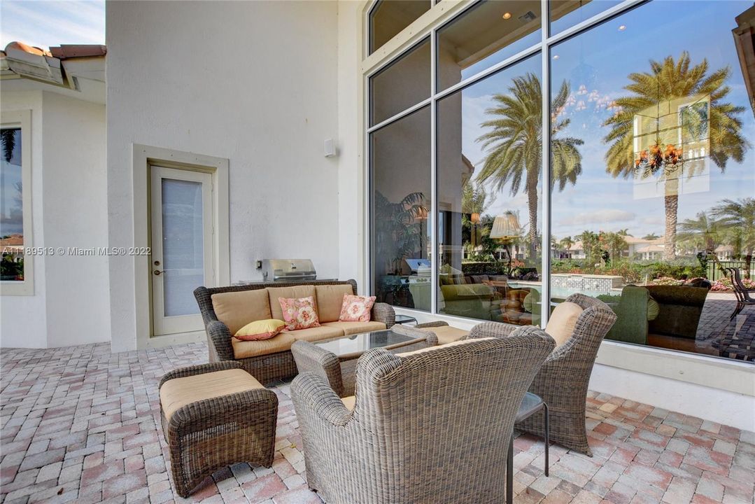 Recently Sold: $3,000,000 (5 beds, 4 baths, 4818 Square Feet)