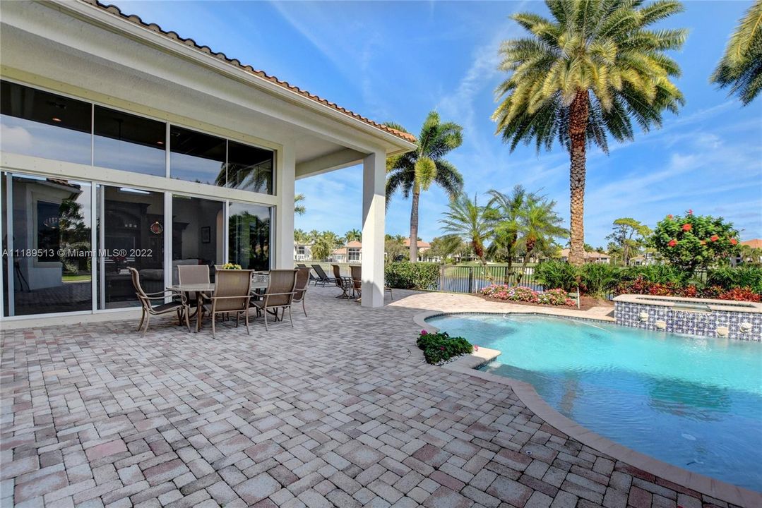 Recently Sold: $3,000,000 (5 beds, 4 baths, 4818 Square Feet)