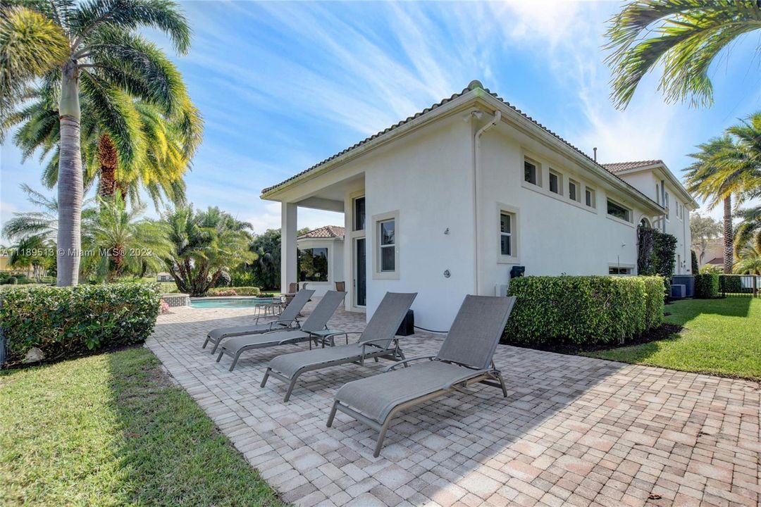 Recently Sold: $3,000,000 (5 beds, 4 baths, 4818 Square Feet)