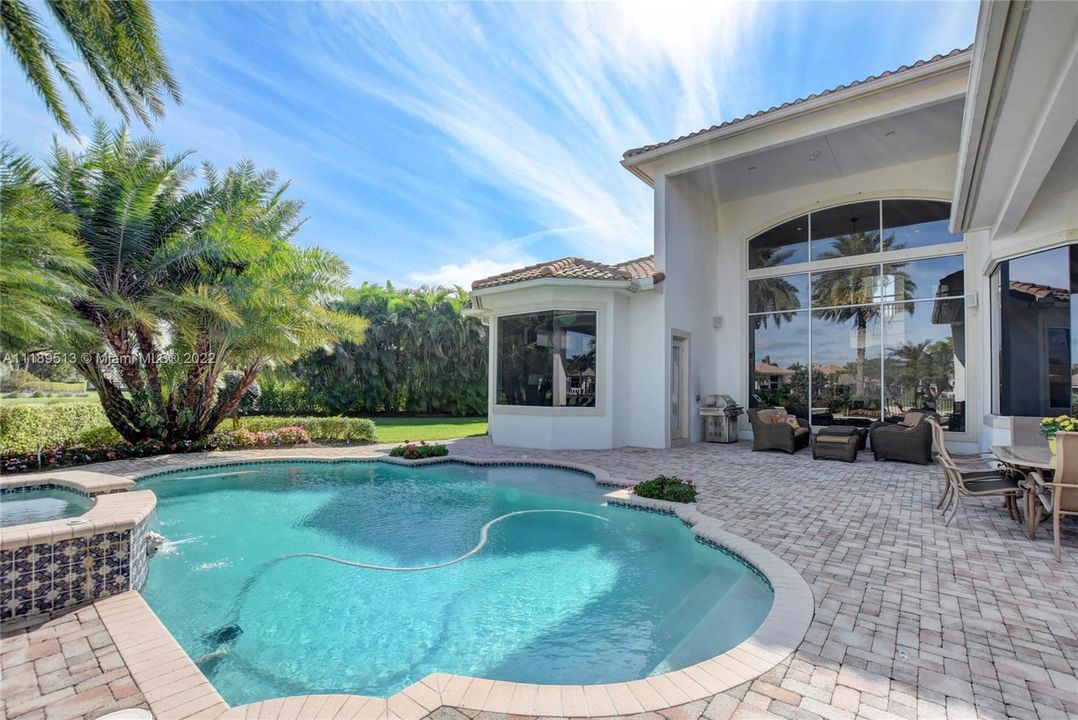 Recently Sold: $3,000,000 (5 beds, 4 baths, 4818 Square Feet)