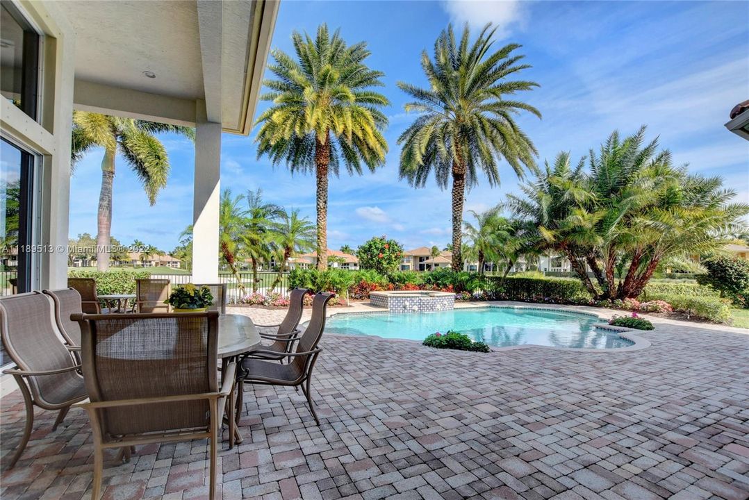 Recently Sold: $3,000,000 (5 beds, 4 baths, 4818 Square Feet)