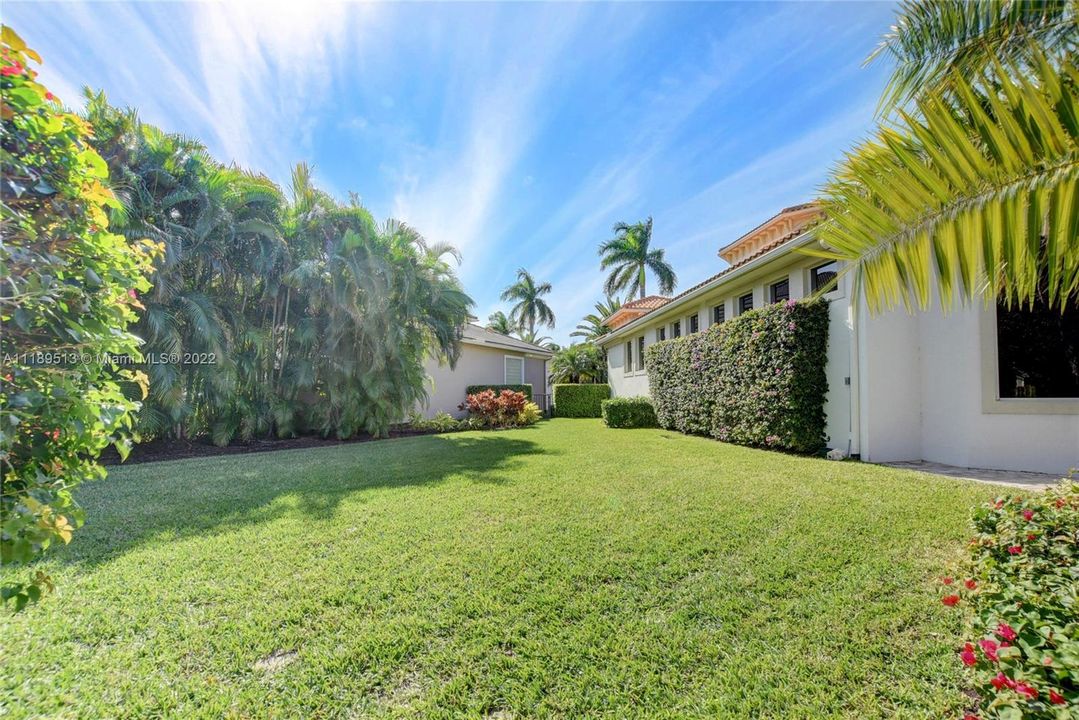 Recently Sold: $3,000,000 (5 beds, 4 baths, 4818 Square Feet)