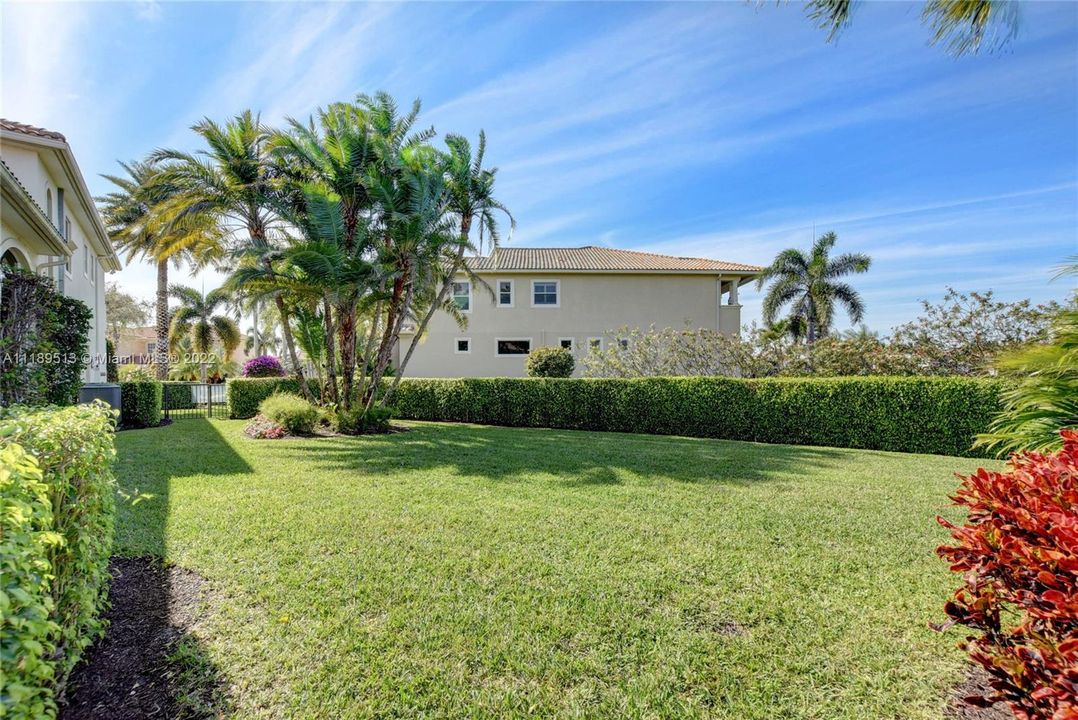 Recently Sold: $3,000,000 (5 beds, 4 baths, 4818 Square Feet)