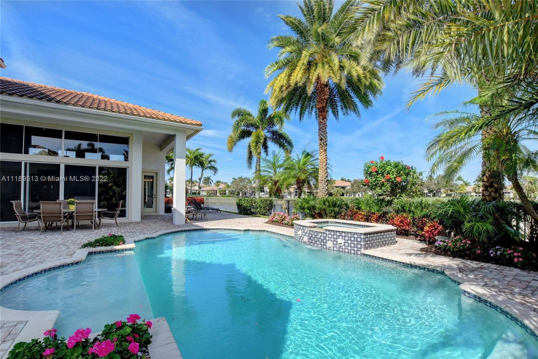 Recently Sold: $3,000,000 (5 beds, 4 baths, 4818 Square Feet)