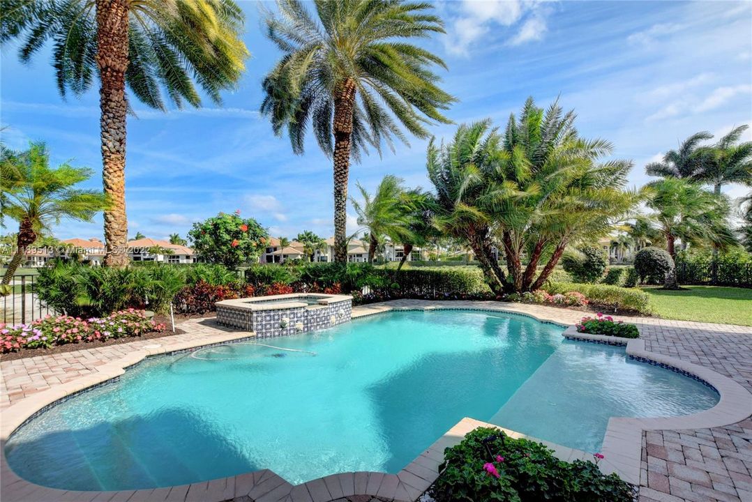 Recently Sold: $3,000,000 (5 beds, 4 baths, 4818 Square Feet)