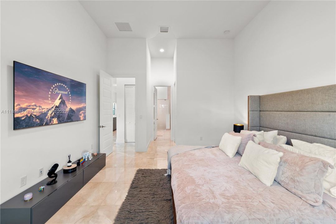 Recently Sold: $850,000 (3 beds, 2 baths, 2021 Square Feet)