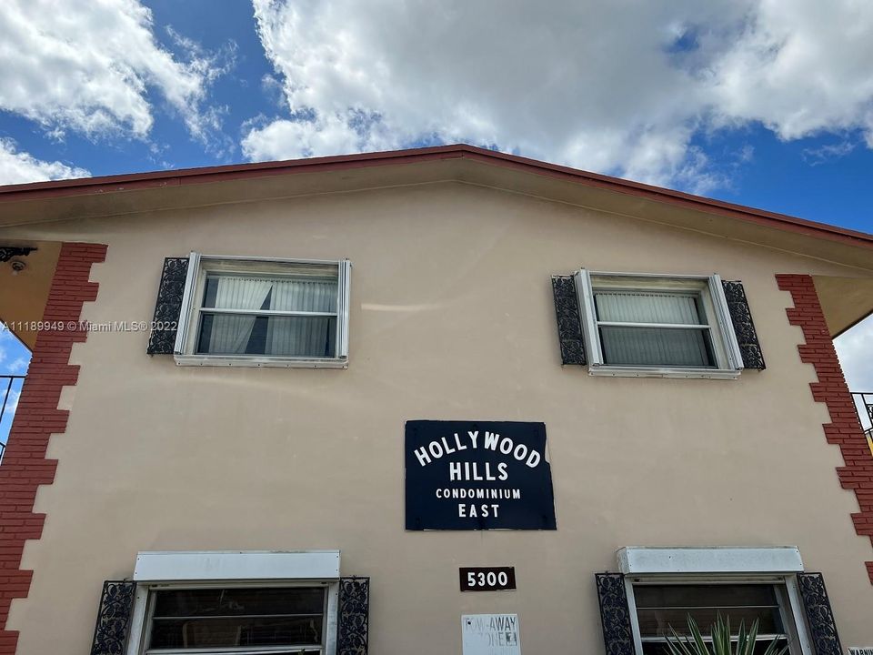 5300 Hollywood-front