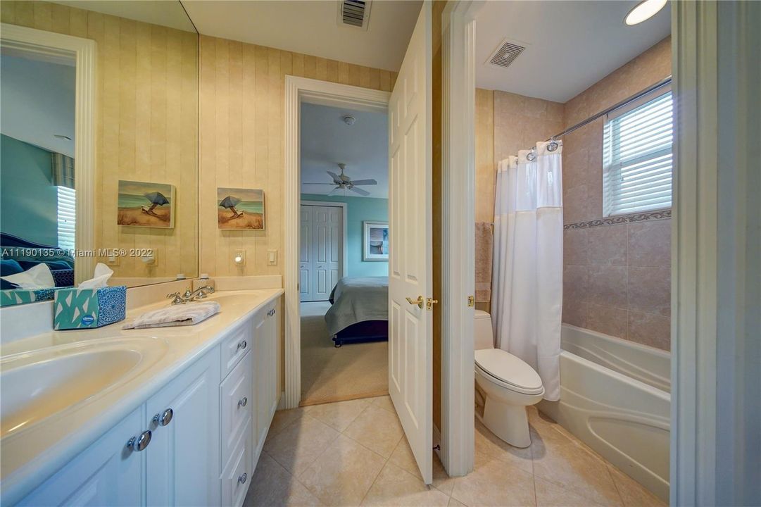 最近售出: $1,425,000 (4 贝兹, 3 浴室, 3062 平方英尺)