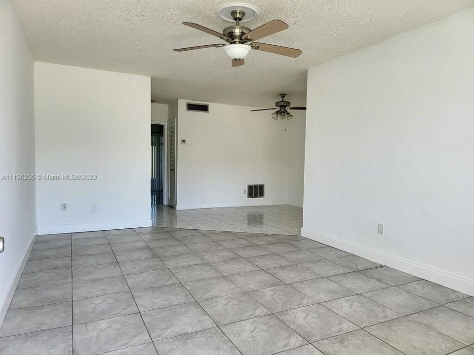 Recently Sold: $125,000 (1 beds, 1 baths, 737 Square Feet)